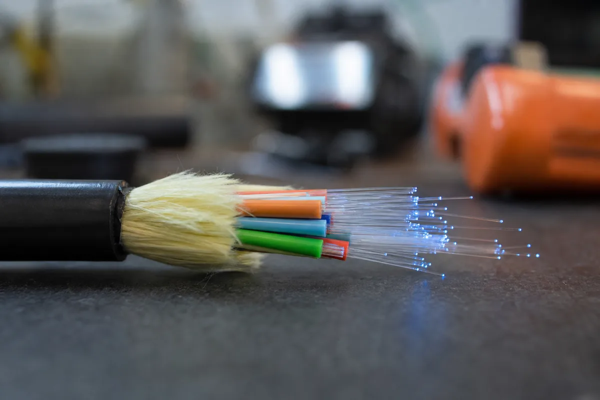 Comment fonctionne la fibre optique : du signal au FTTH
